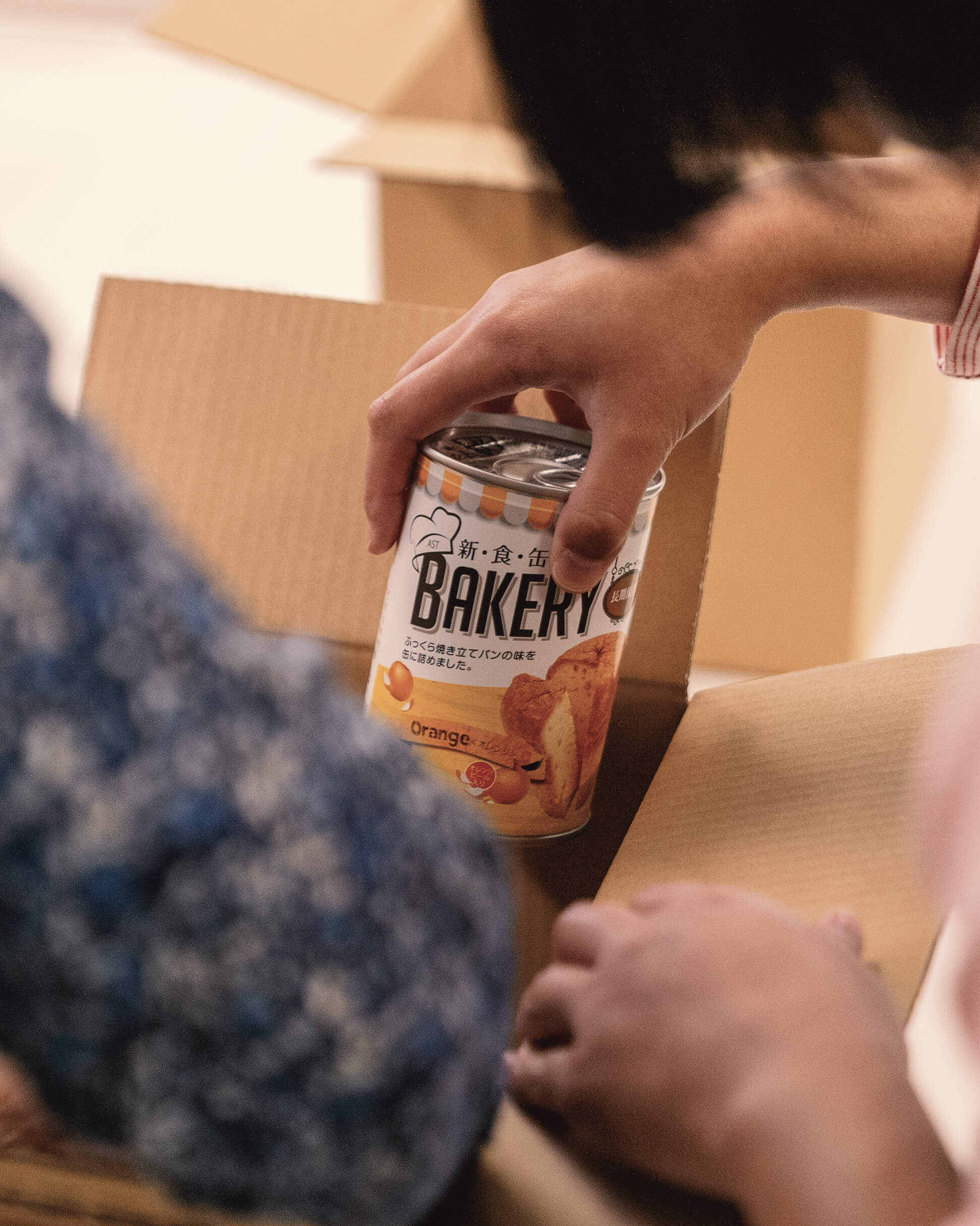 包装作業中の手元