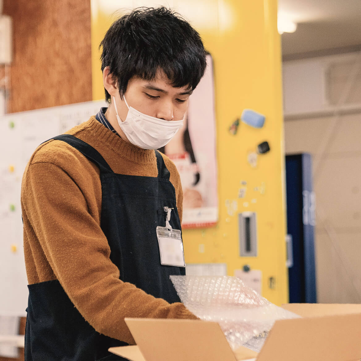 梱包作業中の男性